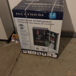 Maxximum 5.2 Cu Ft Under Counter Refrigerator 