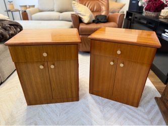 Solid wood nightstands / mesas de noche de madera sólida