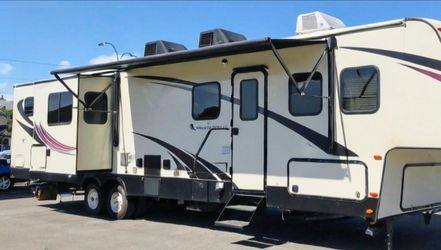 Immaculate 5th Wheel Trailer Washer Dryer Never Used 3 Slide Outs Residential Style Living Clean Title 2 Private Bedrooms Desirable Build Year