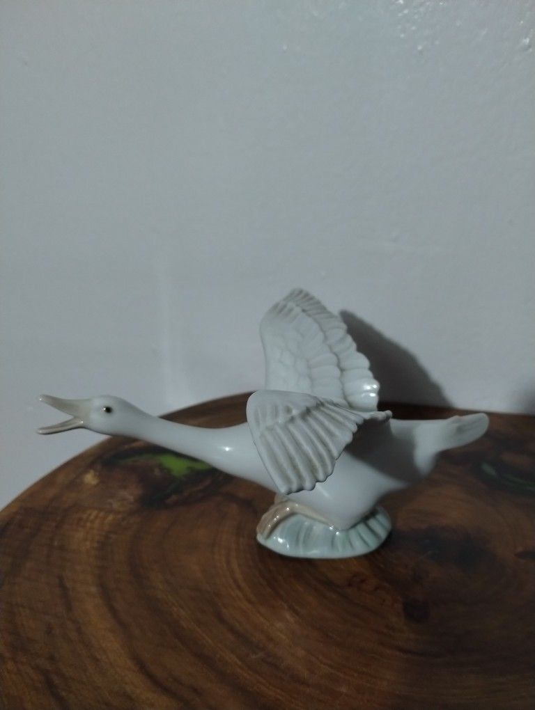LLADRO PORCELAIN FIGURINE 7"×7"×4.5"
