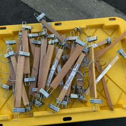 Clothing hangers wooden and plastic, 24 wooden hangers and in addition a lot of plastic hangers.