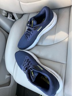 Brooks Support Sneakers (Men’s  9.5)