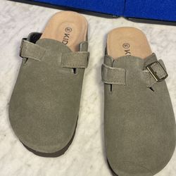 NEW! Never Worn! Ladies Kidmi Leather Clogs Army green Size 36