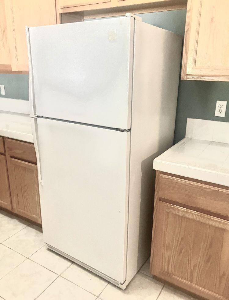 FREE DELIVERY 🚚😃Good working whirlpool refrigerator/freezer