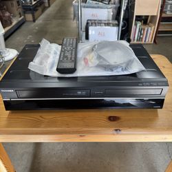 Toshiba DVR620KU  DVD Recorder VCR Combo  Dubbing HDMI   w/Remote Very Good Condition 