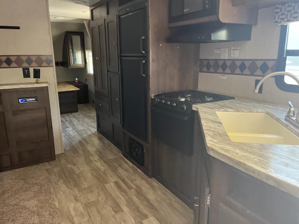 2018 Travel Trailer In Víctorville Ca for Sale in Arrowhed Farm, CA OfferUp