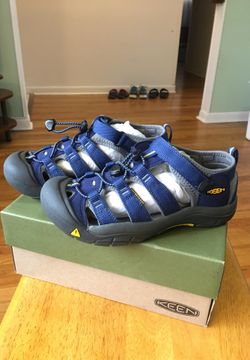 BRAND NEW KEEN SANDALS Size 6 men or will fit 7.5 women