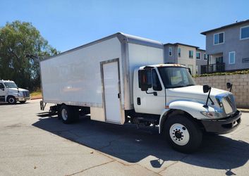 2018 international 4300 26ft box truck