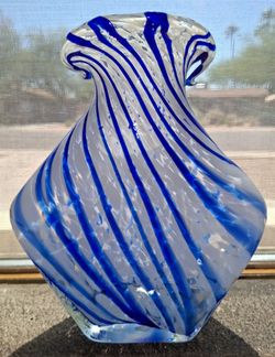 BEAUTIFUL VINTAGE BLUE WHITE CANDY STRIPE HAND BLOWN GLASS VASE