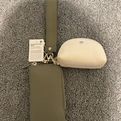Lululemon Dual Pouch Wristlet Wallet Bay Leaf/Light Ivory 