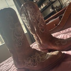 Shyanne Women’s Maisie Floral Embroidered Western Leather Boots in size 8.5.
