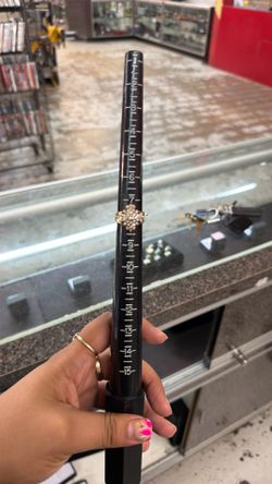 Cross cluster ring 10k 9.3 grams natural diamonds