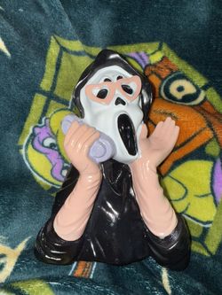 Pink Scream ghost face  Its the small one that does not light up or make sounds