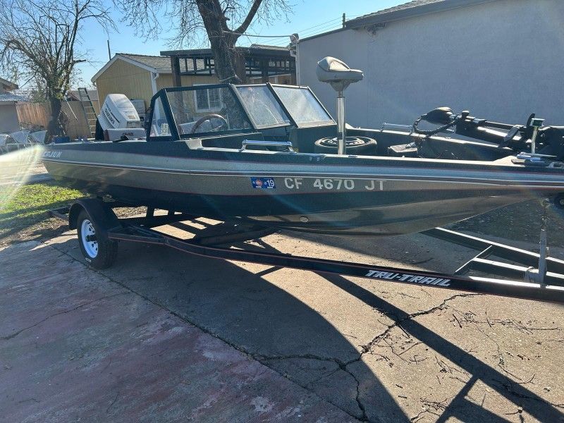 1989 Cajun Boat