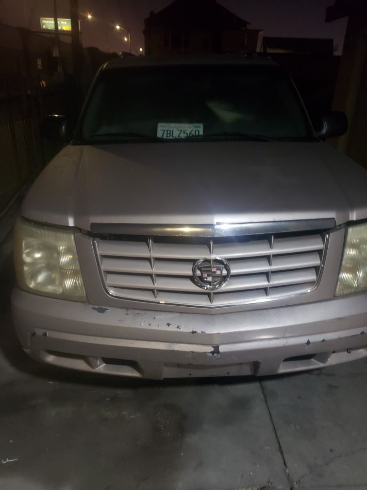Parting out 2004 Escalade body in good shap
