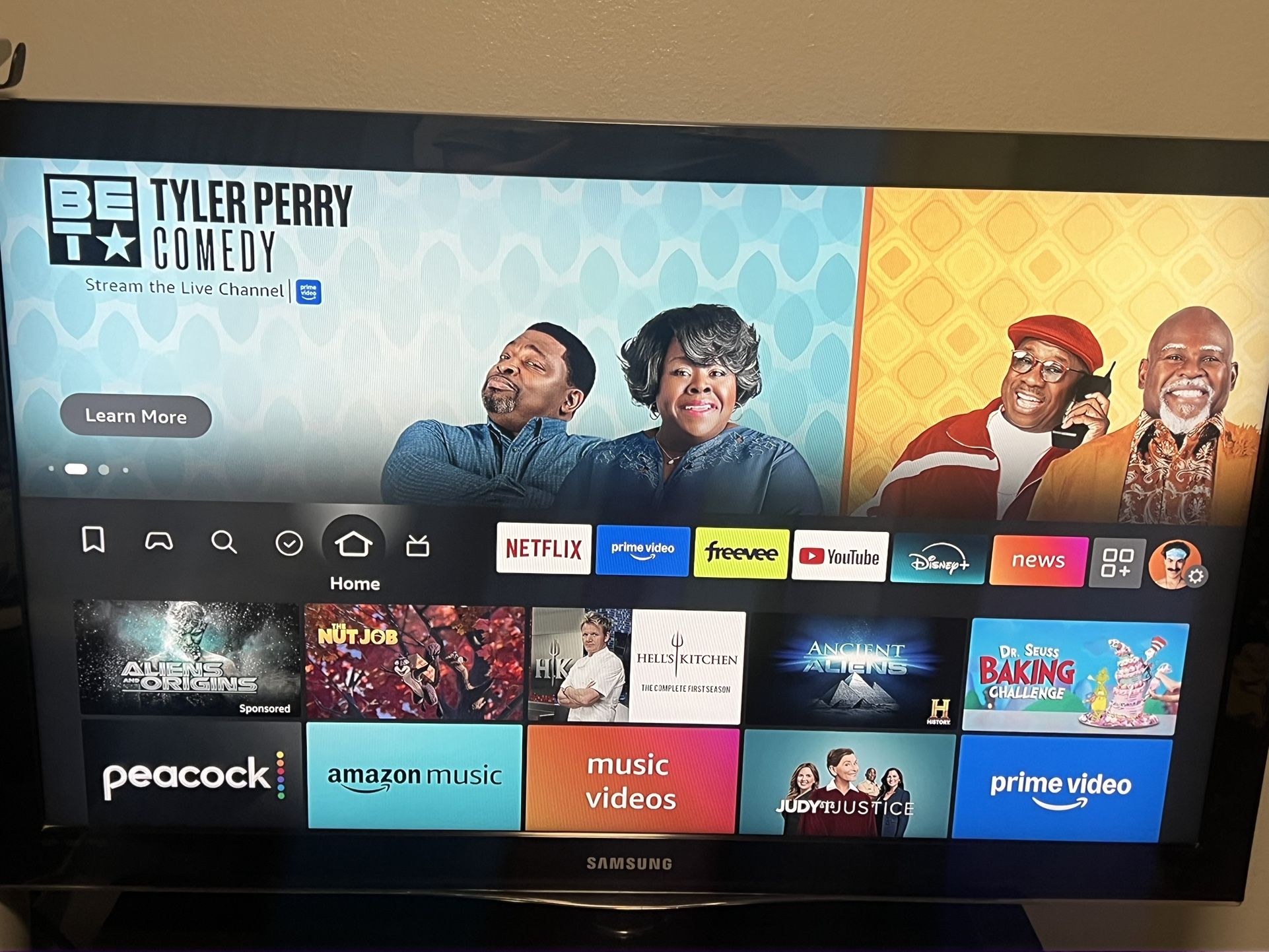 Samsung LN40C530F1F With Ikea Kallax 4 Cubby