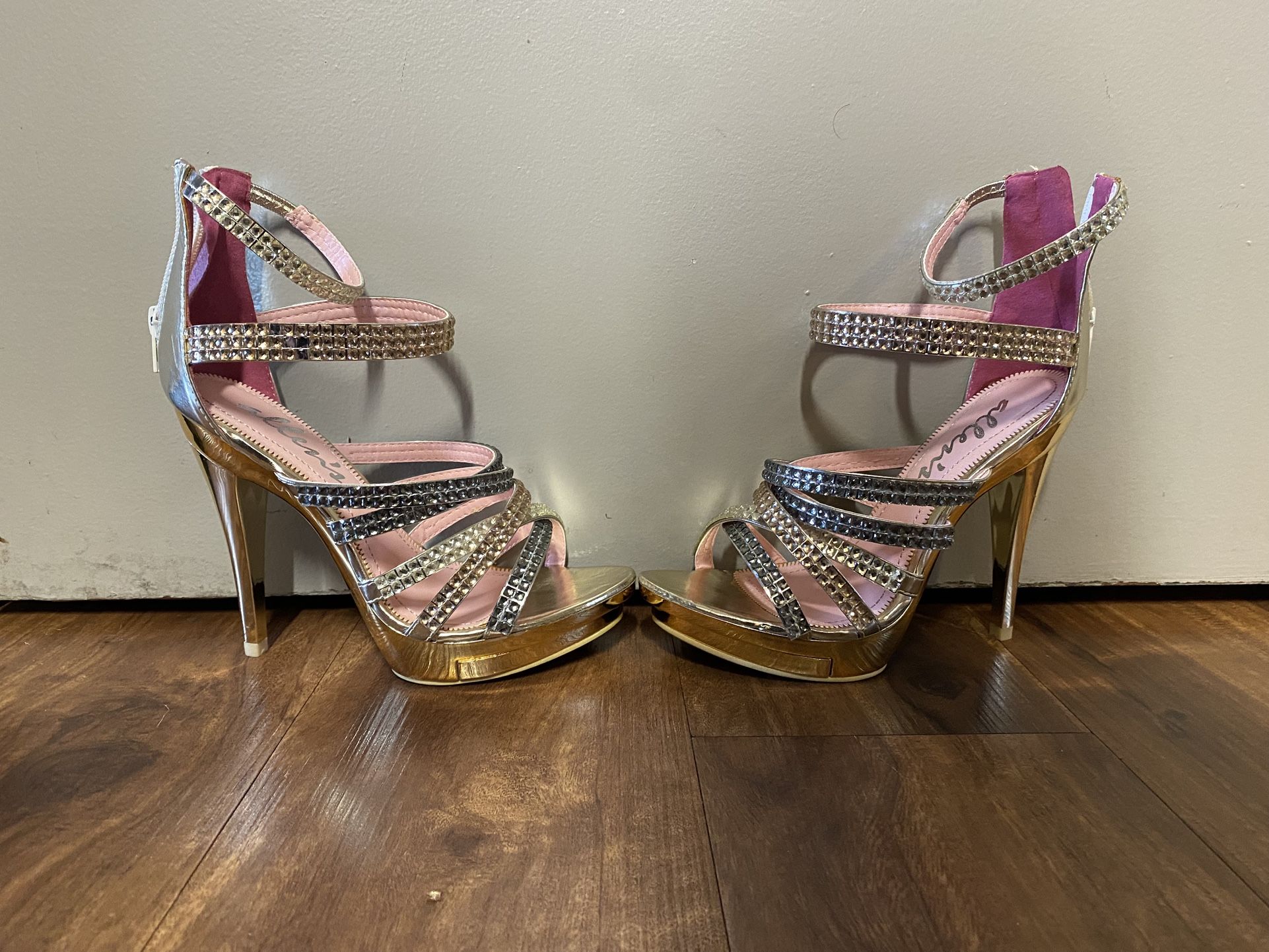 Brand New Woman’s Allena brand Gold High Heel Shoes Up For Sale 