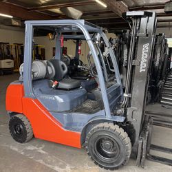 Toyota 8FGU25 Forklift 2K Hours!