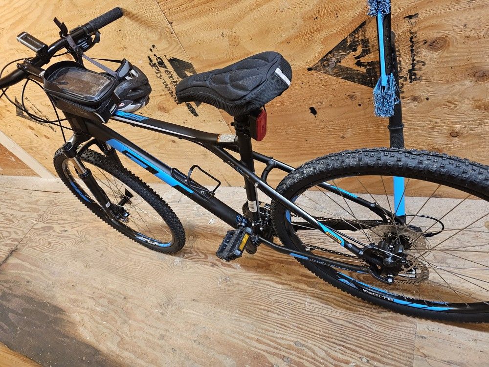 GT Men's Aggressor Pro Mountain Bike With Air Pump And Seat Cushion