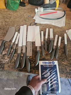 Titanium kitchen knife set