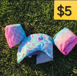 SWIM LIFE VEST LIFE JACKET (SELLING FOR $5)