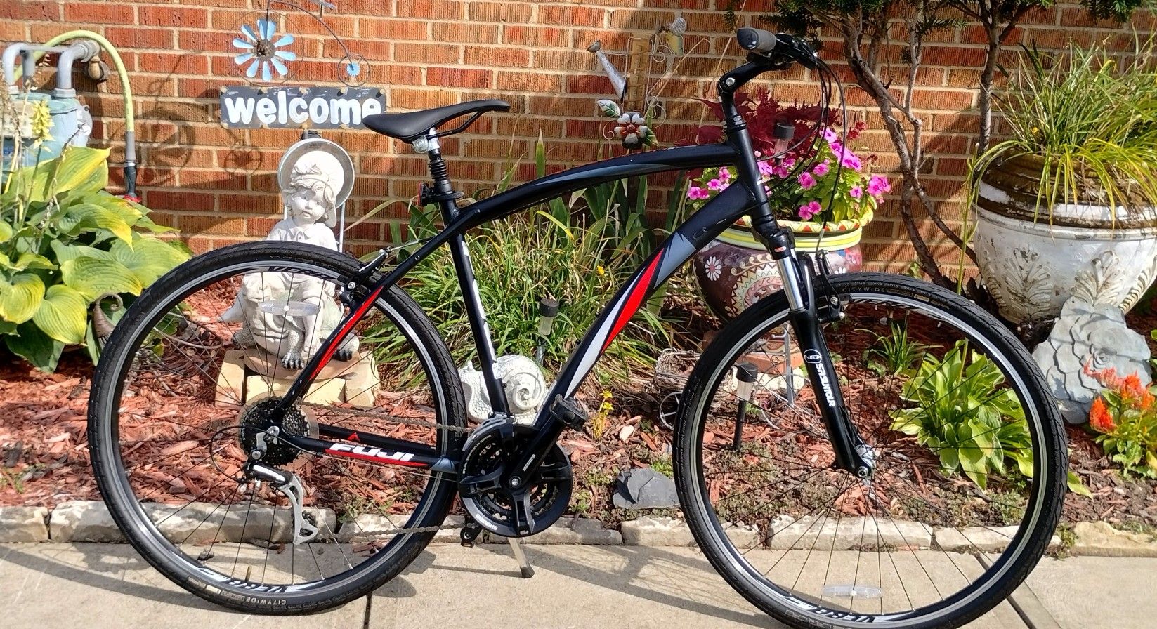 Like New 700c Fuji 1.1 Hybrid Bike 24 Speed Trigger Shifter Front Fork Suspension With Locking Fork Lrg Frame Ready To Ride Needs Absolutely Nothing