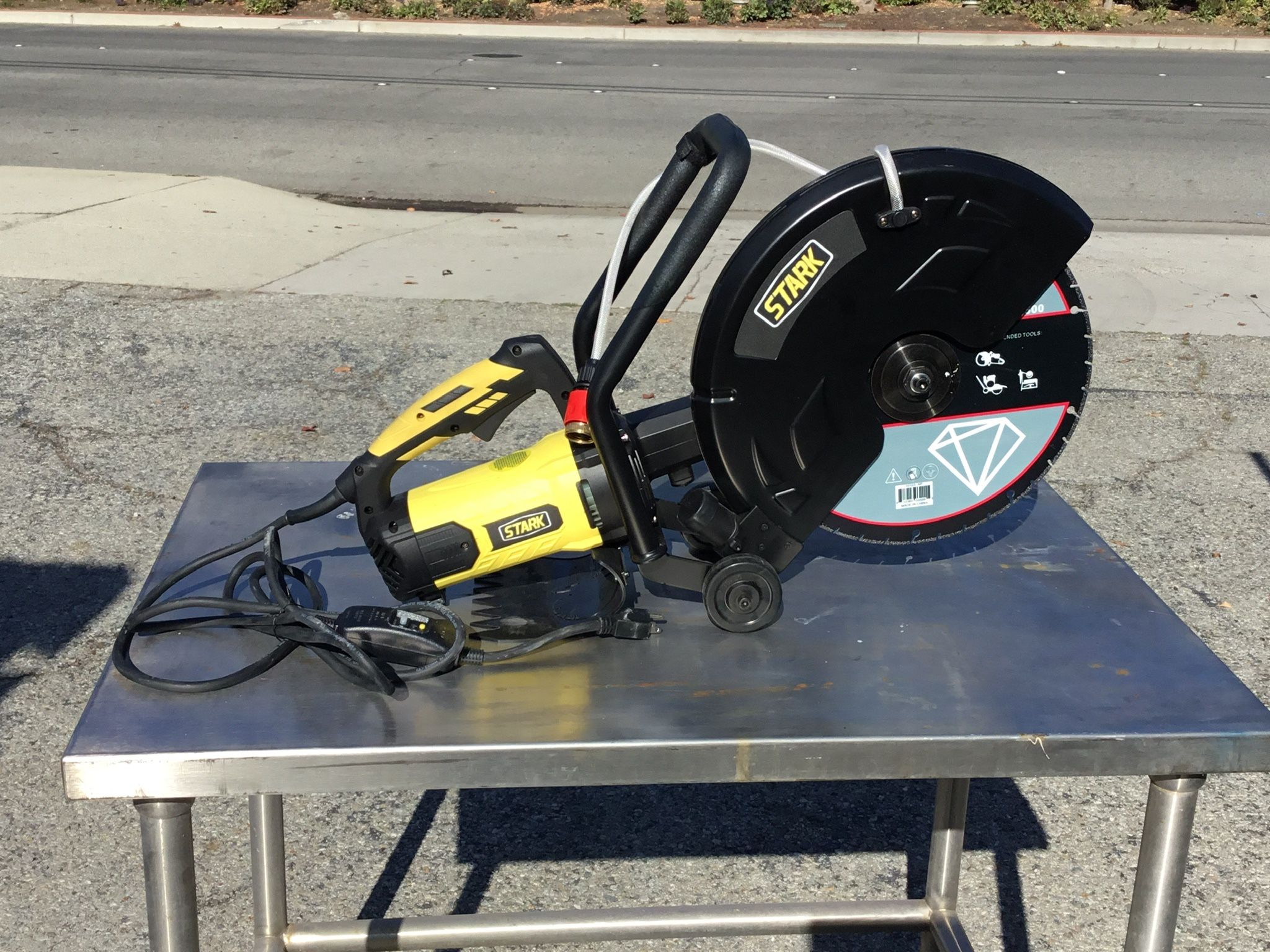 Electric concrete cutting saw