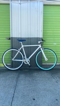 FIXIE BIKE /SIZES TIRES 700” /SIZE FRAME MEDIUM