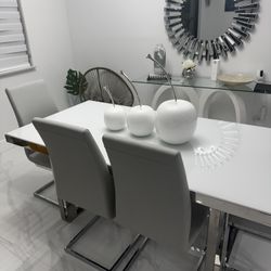Modern 4 Chair/bench Dinning table El Dorado