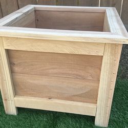 Handmade Cedar Raised Planter Box – Garden / Flower Planter. Maceteras de Cedro Hechas a Mano – Perfectas para Flores o Hierbas
