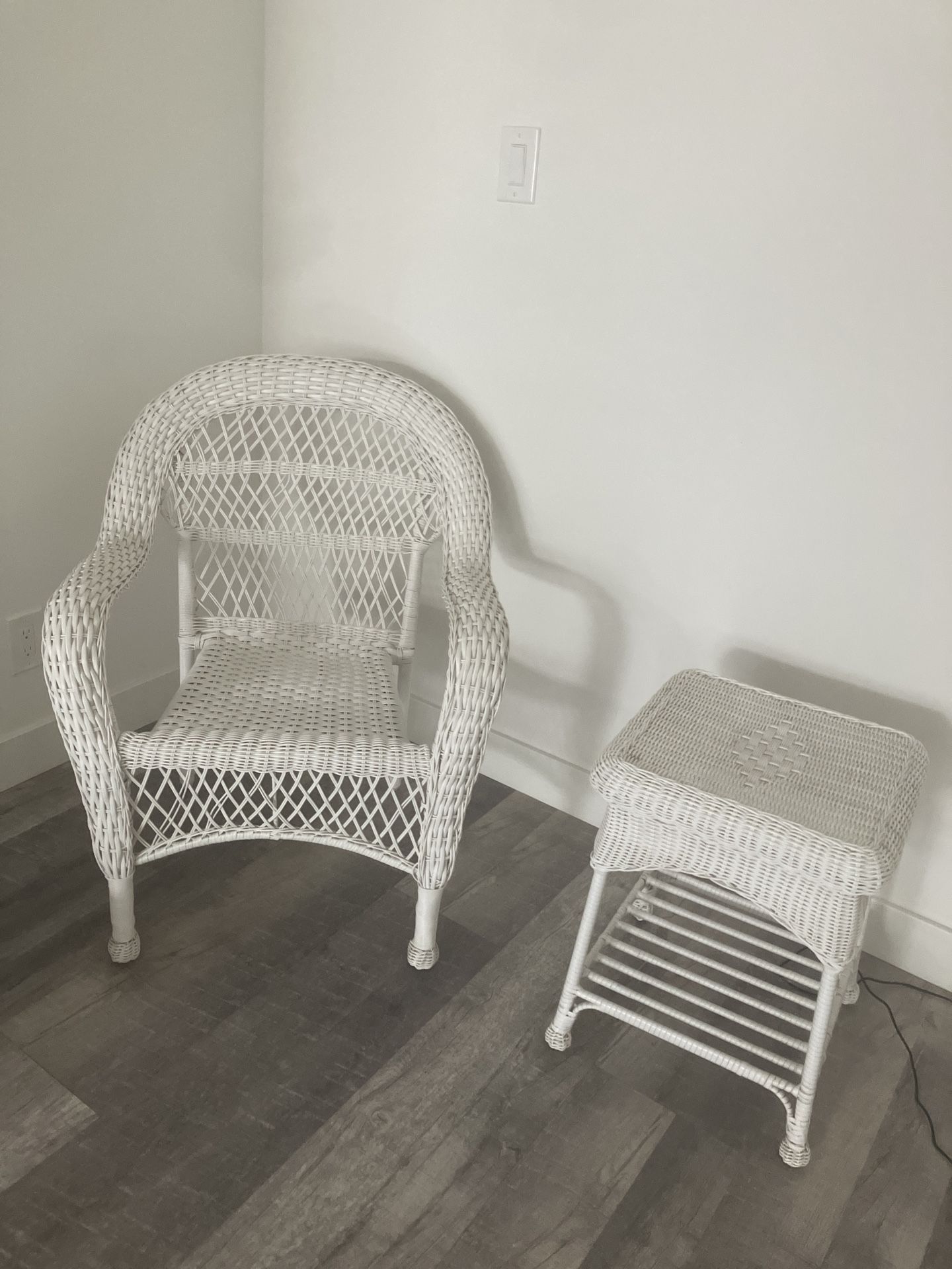 White Wicker Chair & Side Table Set – Freshly Cleaned & Ready for a New Home!