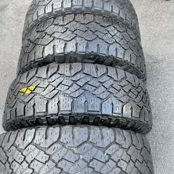 Selling Set Of Good Year 🛞265/70/r17🚘