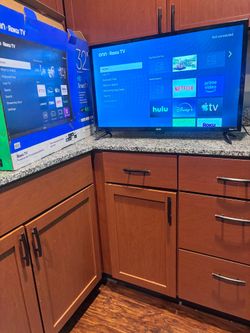 Very Gently used 32" Roku TV (No Remote) with original  box 50$