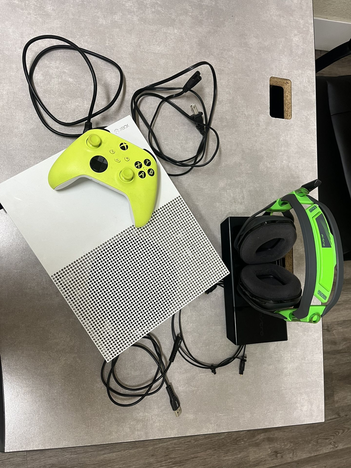 Xbox One S + Logitech Astro a50 wireless headset