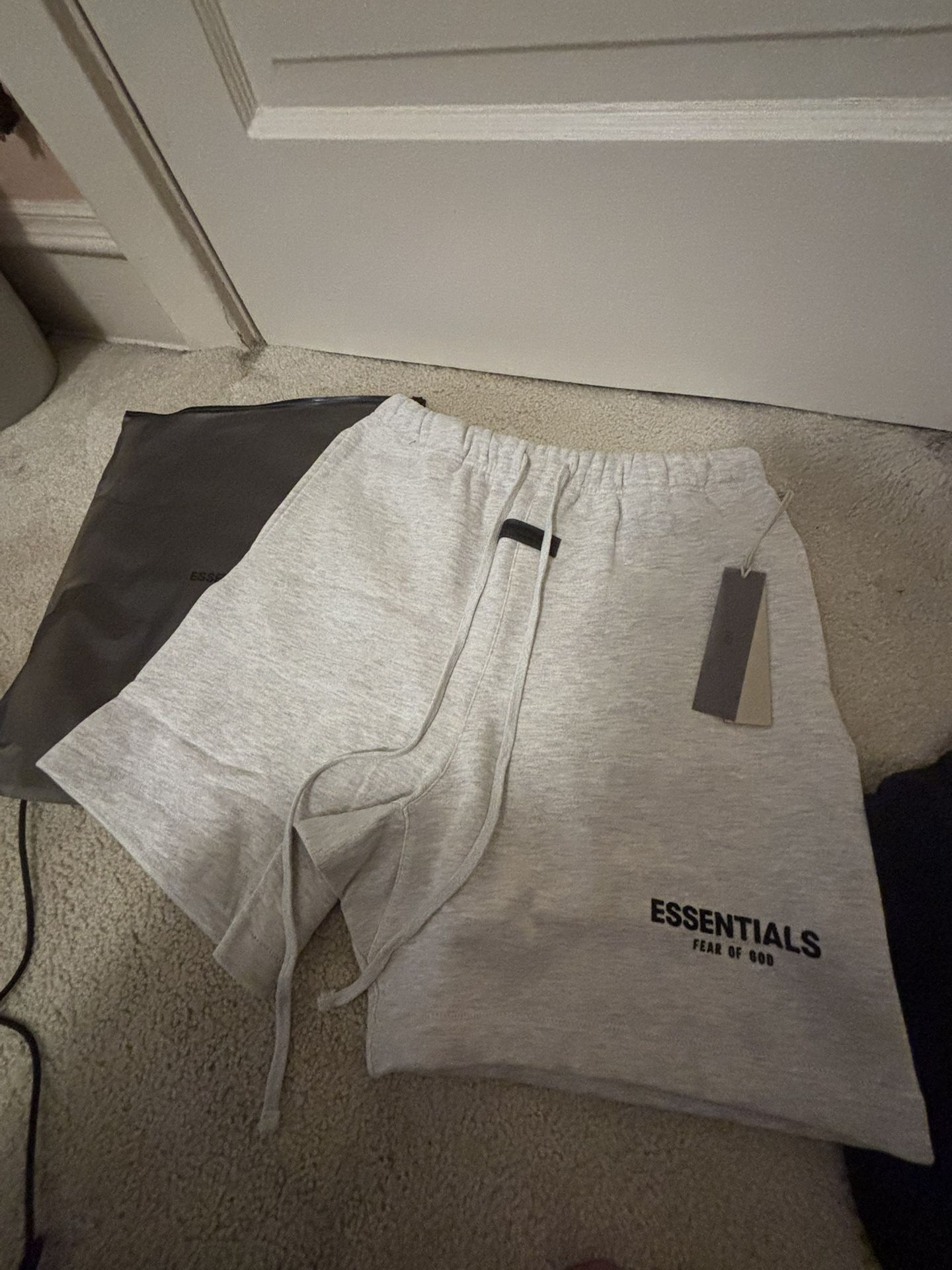 Essential Shorts Size Med Light Oat