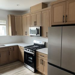 Brand New White Oak Shaker Kitchen Cabinets With Quartz Countertops (10 X 10 Kitchen)