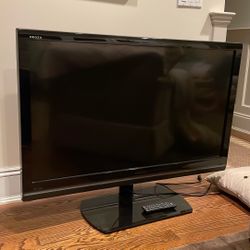 46" Smart TV TOSHIBA Includes FITUEYES Stand