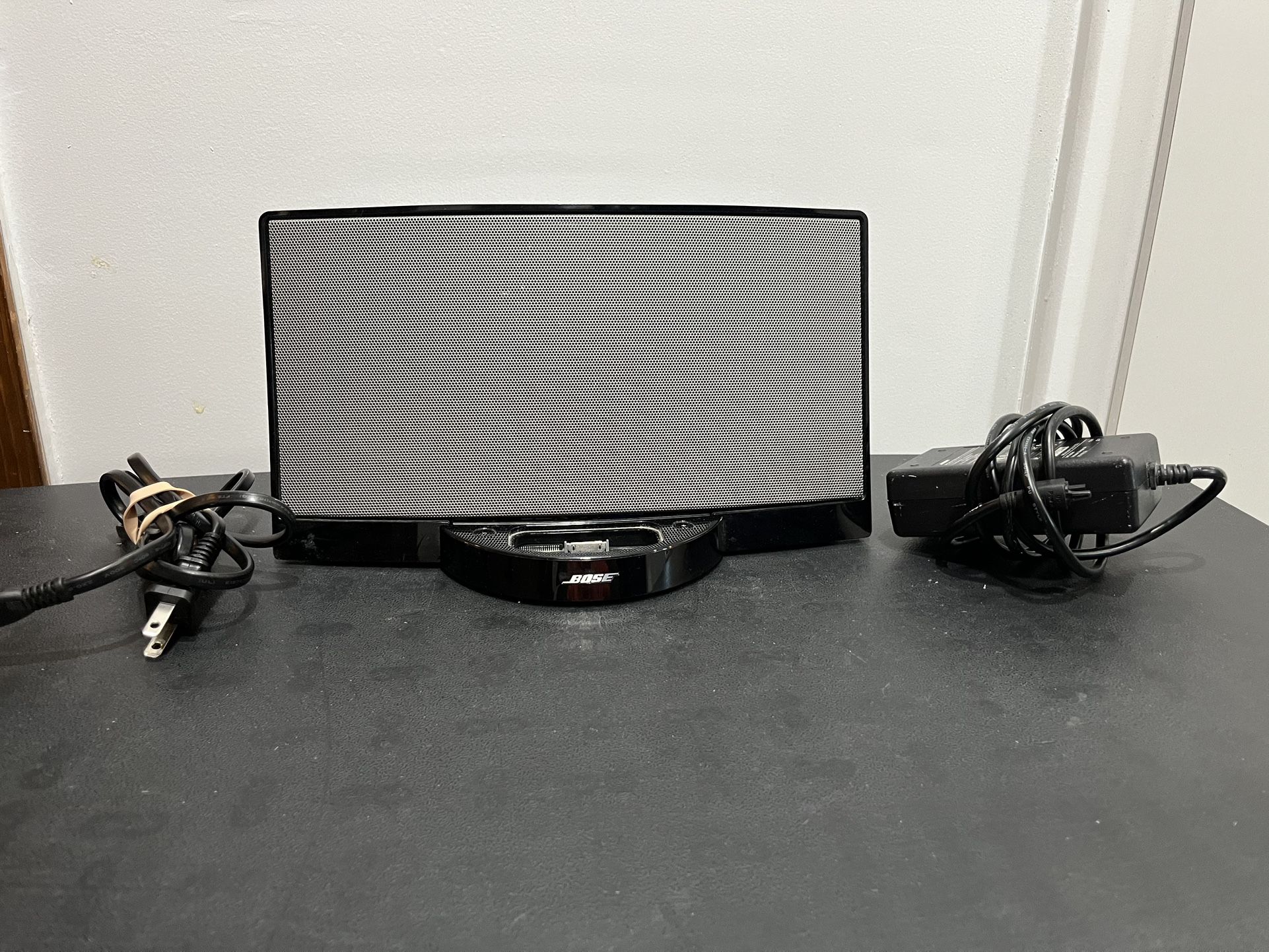 BOSE SOUNDDOCK DIGITAL MUSIC SYSTEM SPEAKER DOCK WITH CHARGER!