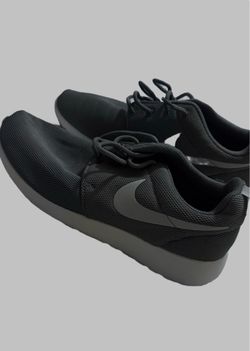 Nike Roshe Run Triple Black Sneakers