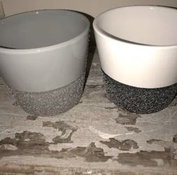 Ceramic pots, available in 2 colors