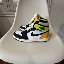 Air Jordan 1 Retro High OG "Volt Gold"