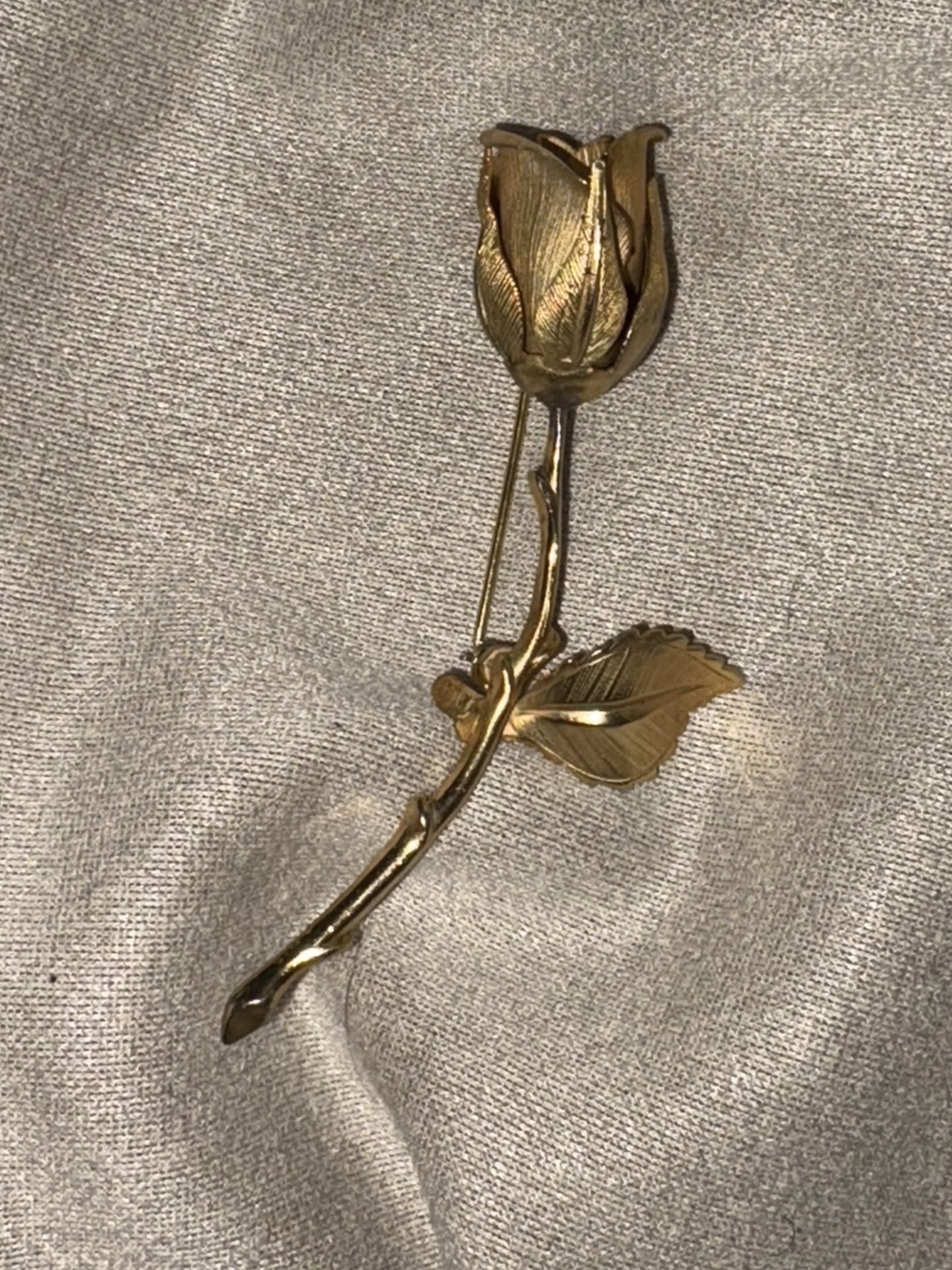 Vintage Giovanni Jewelry Long Stem Gold Tone Detailed Rose Pin Brooch