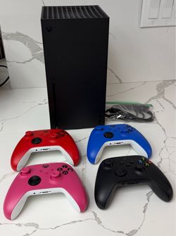 XBOX SERIES X **LIKE NEW** WITH 4 CONTROLLERS