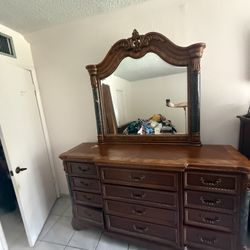Dresser With Mirror 