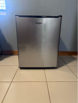 Whirl pool 2.7 cu mini fridge-