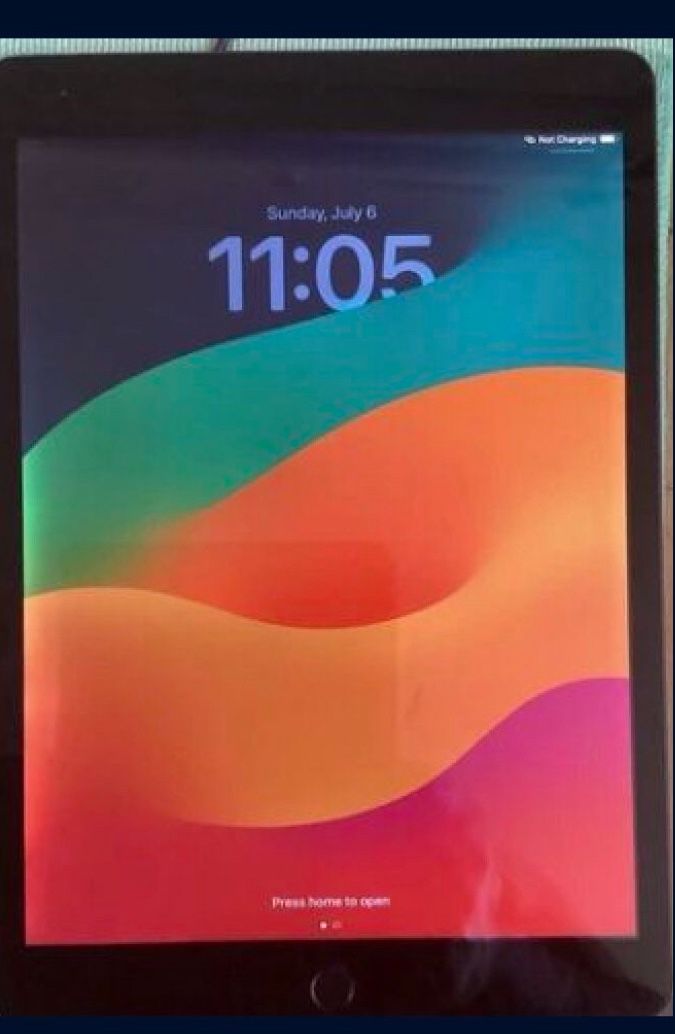 Apple iPad 9th Generation 10.2” WiFi & Cellular UNLOCKED - Like NEW