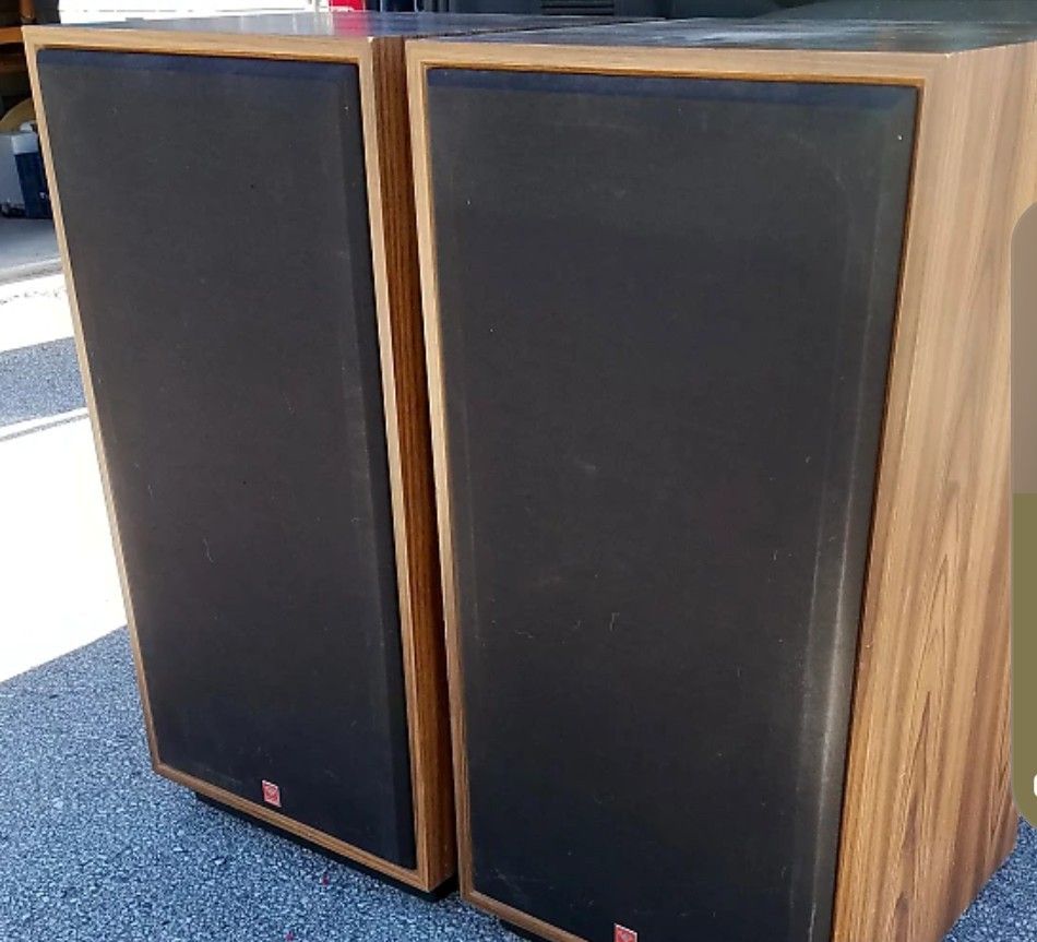 2 26 By 18 Cerwin Vega Speakers And 2 36 By 18 Cerwin Vega Speakers No Room 300 Or Obo