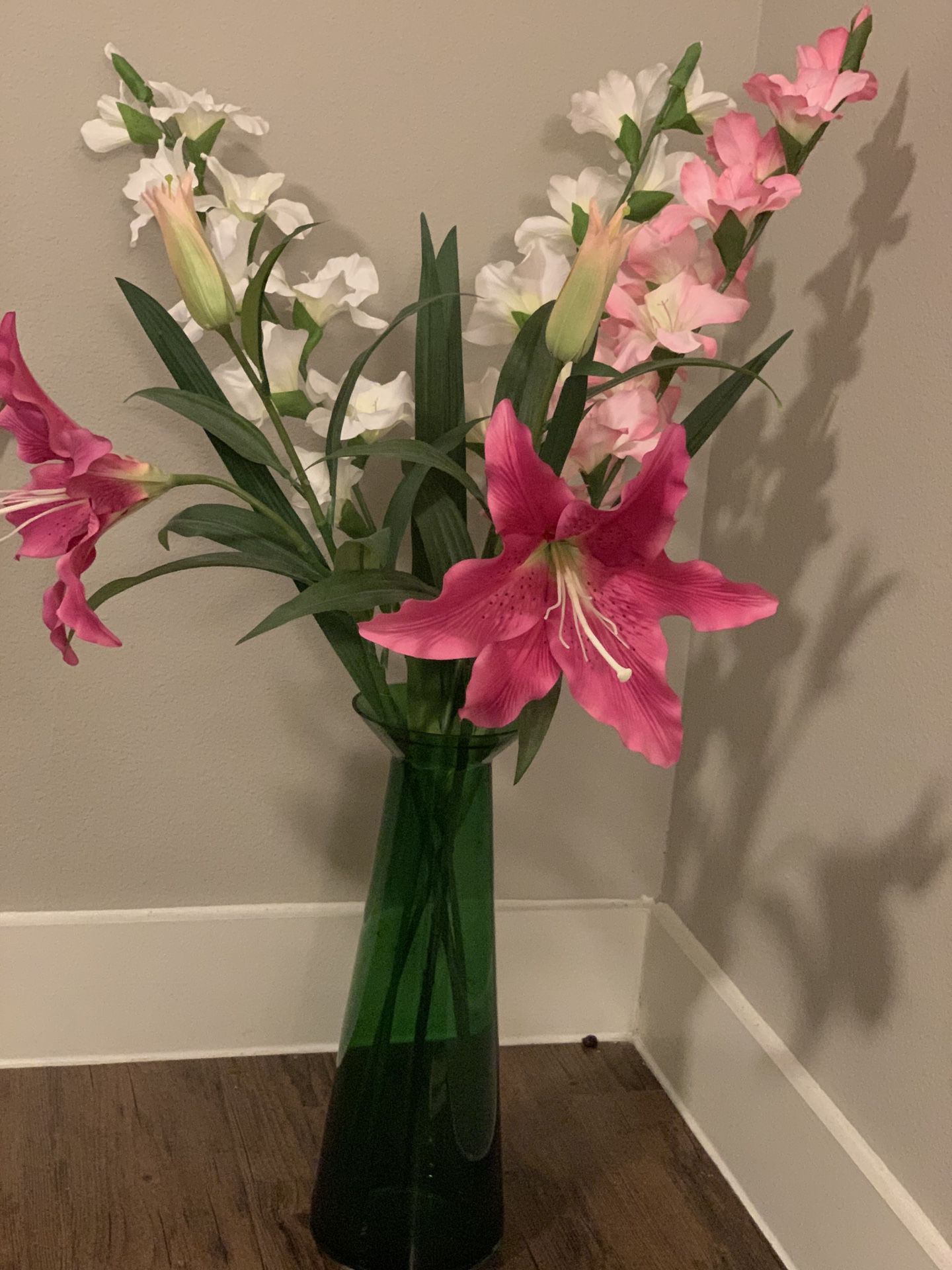 Beautiful Vase With 5 Large Flower Sticks