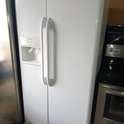 Frigidaire Refrigerator Side By Side Everything Works Good 👍