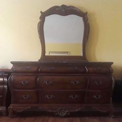 QUEEN BEDROOM SET FOR SALE!!!